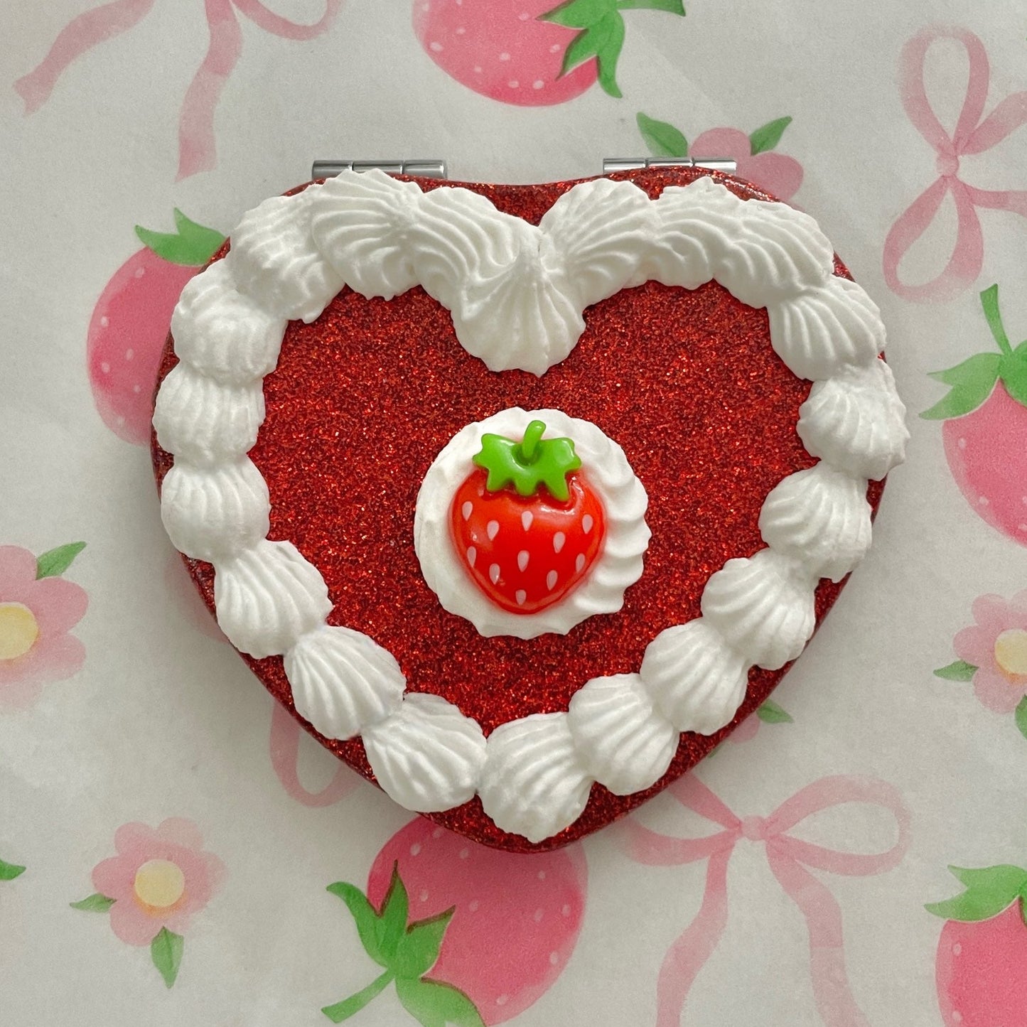 [Limited Edition] Strawberry Cake Pocket Mirror